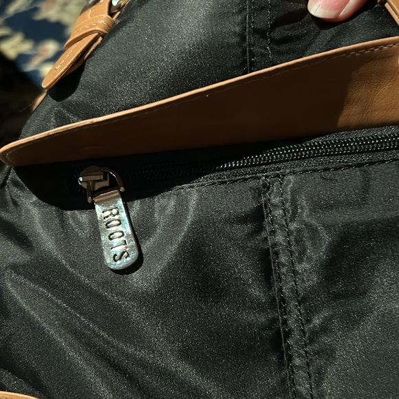 *BRAND NEW* Roots Nylon tote bag with zippers (black and brown accent) - Picture 5 of 9